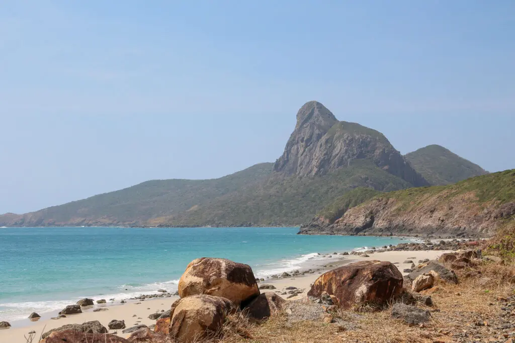 Türkisblaues Meer mit Bergkette