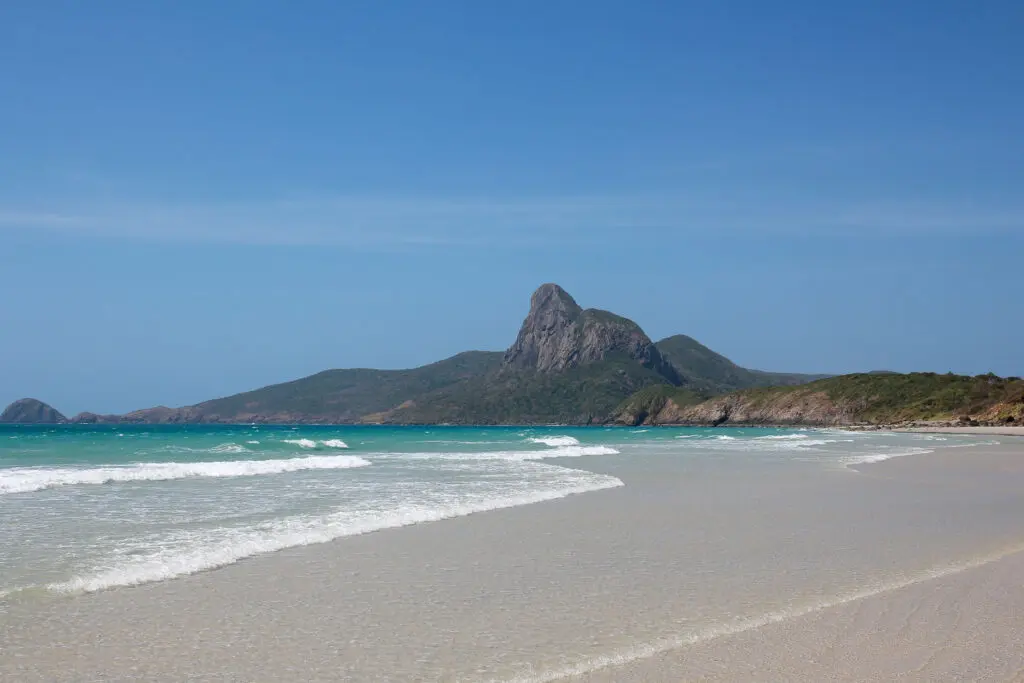 Blaues Meer mit Wellen und Felsenformation