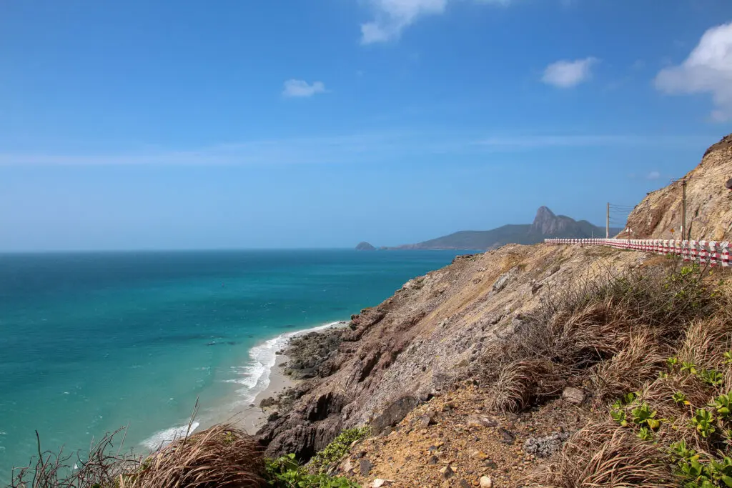 Serpentinenstraße an der Küste mit Weitblick