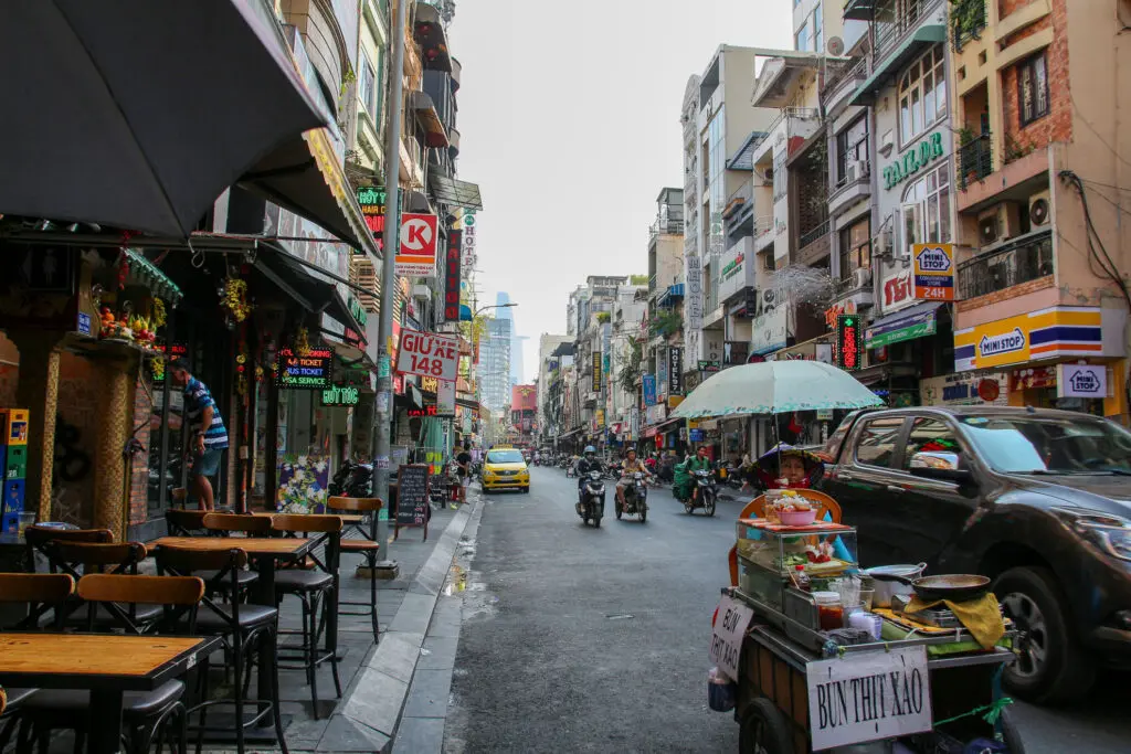Enge Straße mit Marktständen in Saigon