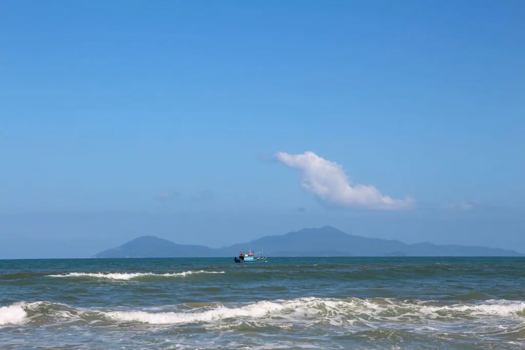 Küstenlinie mit Inseln im Hintergrund