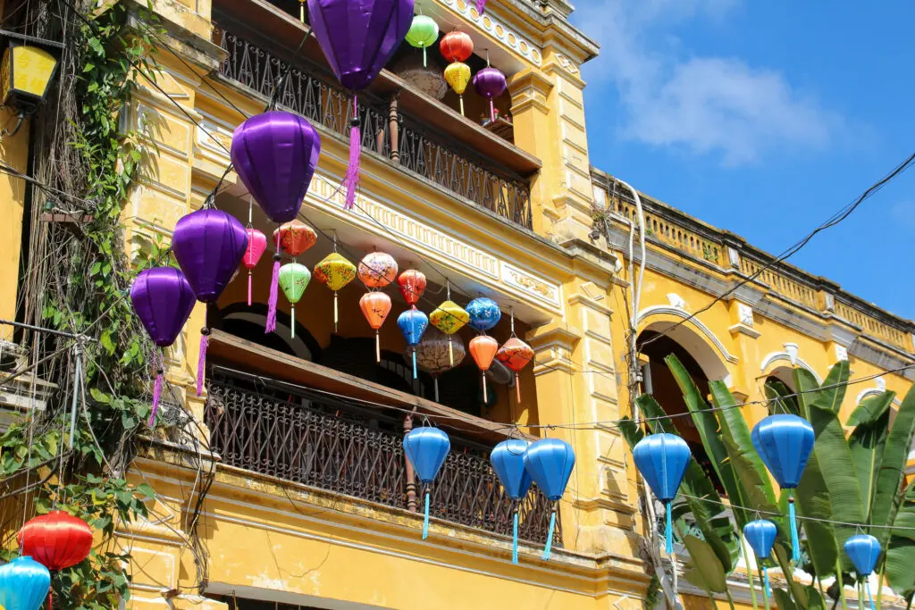 Hoi An mit goldgelbem Gebäude und bunten Laternen