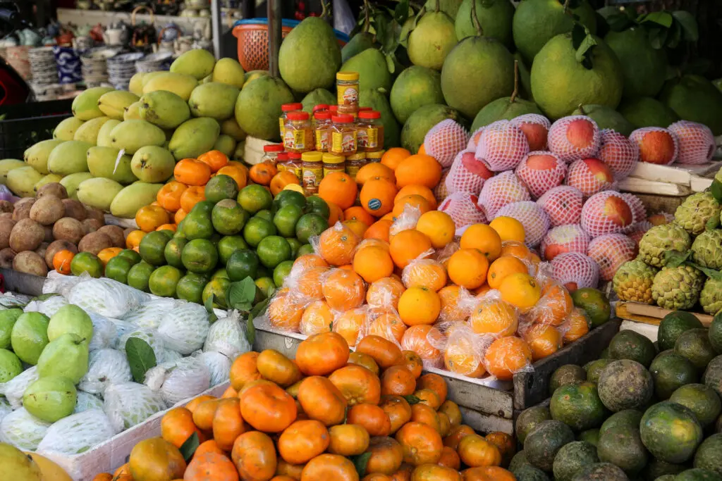 Obststand mit bunten Früchten auf dem Markt