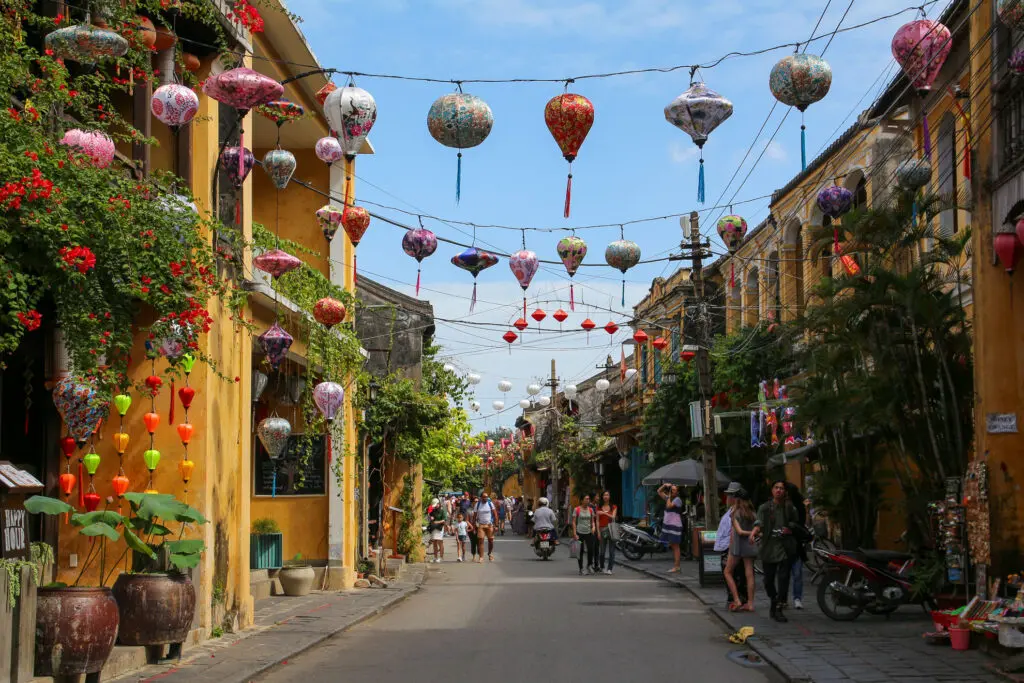 Breite Straße mit bunter Laternen-Deko