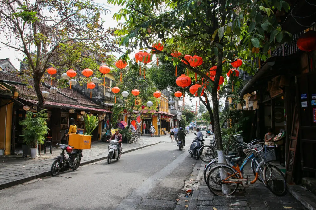 Straße mit roten Laternen in Hoi An
