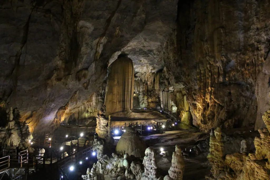 Weitläufige Tropfsteinlandschaft in Phong Nha