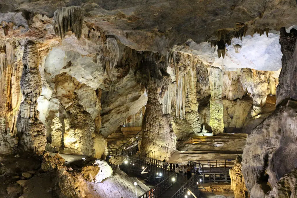 Höhle mit Stalaktiten in Phong Nha