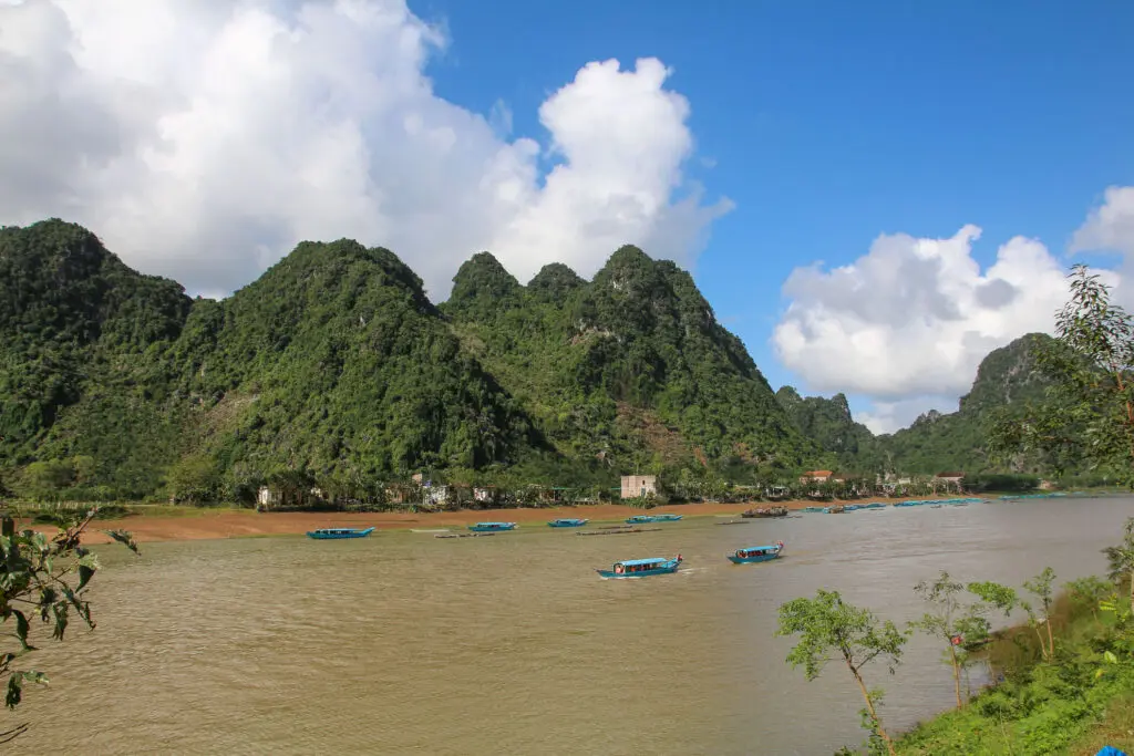 Boote auf ruhigem Wasser mit Bergen im Hintergrund