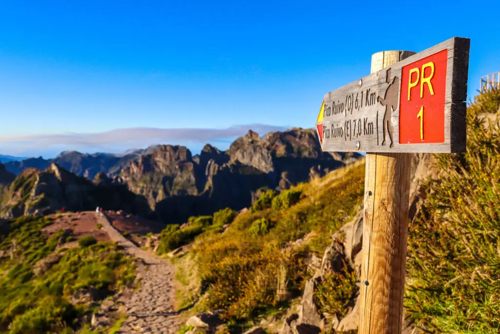 Wegweiser auf dem Bergpfad Richtung Pico Ruivo