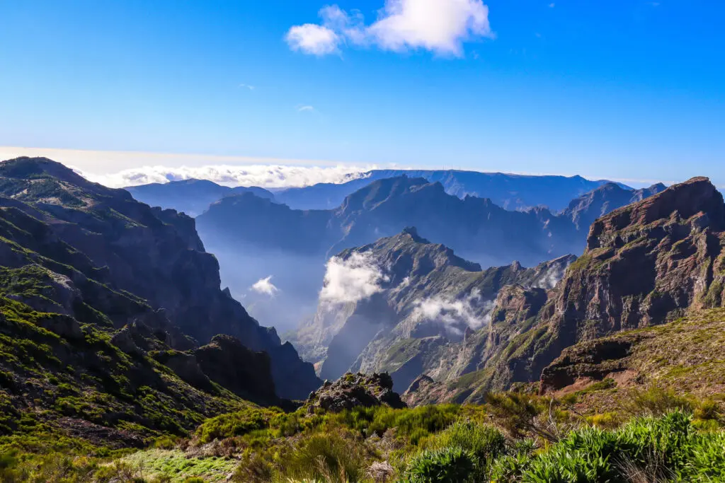 Madeira the island of flowers a part of Portugal Panoramablick auf Madeiras Gipfelwelt bei klarem Himmel