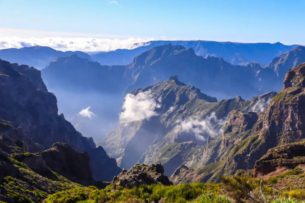 Berglandschaft im Zentralmassiv von Madeira mit tiefen Wolkenschwaden