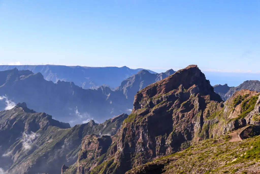 Steile Bergrücken in der Region Pico do Arieiro
