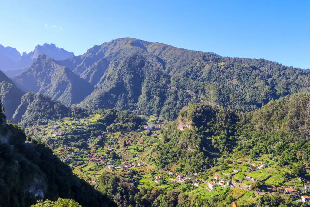 Blick auf das grüne Tal bei Curral das Freiras