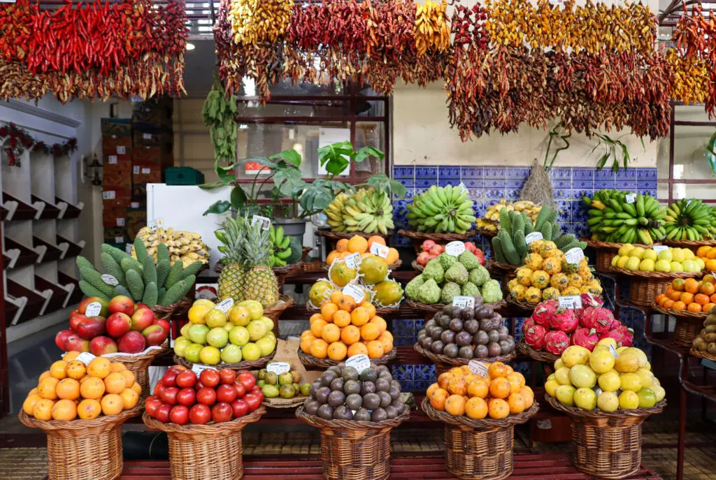 Bunter Obst- und Gemüsemarkt in Funchal