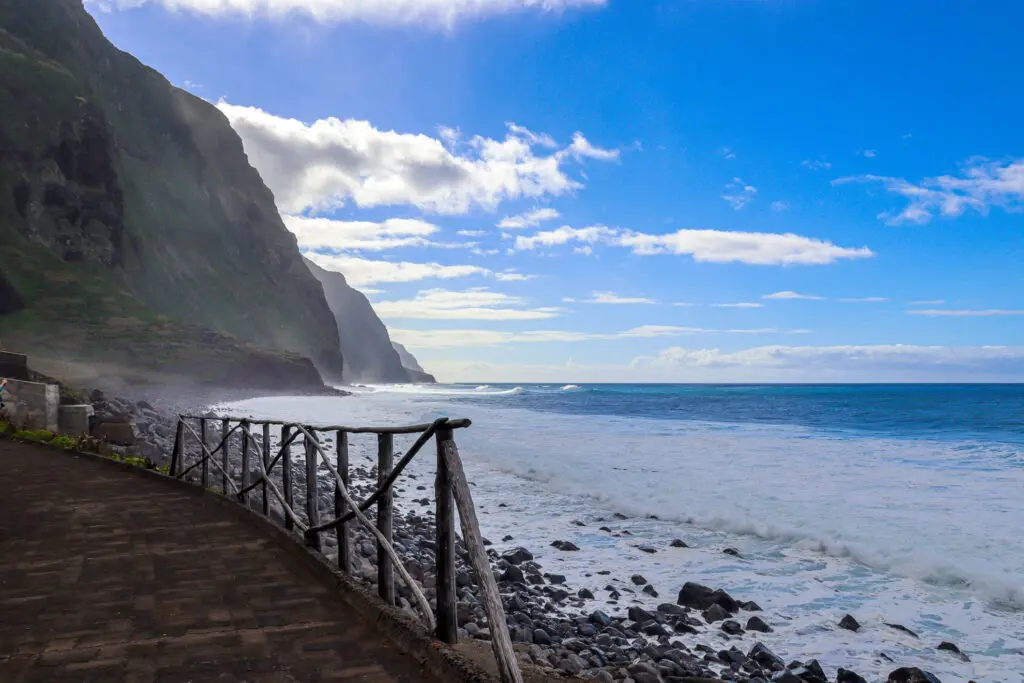 Weg mit Blick auf die mächtigen Klippen