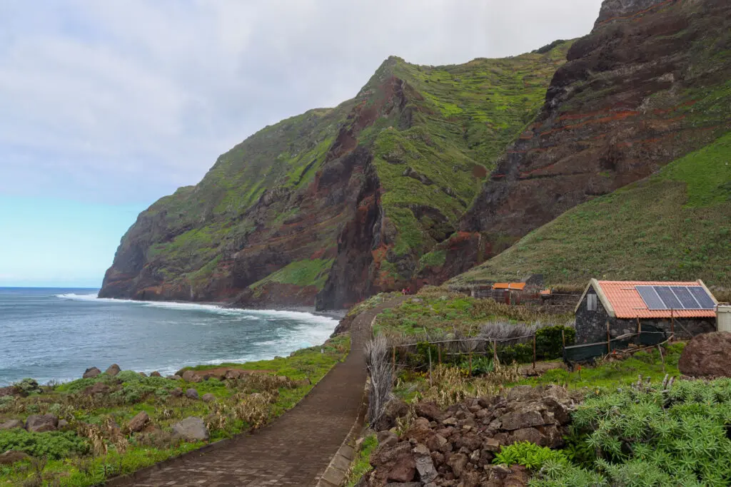 Wanderweg entlang der Steilküste im Norden Madeiras