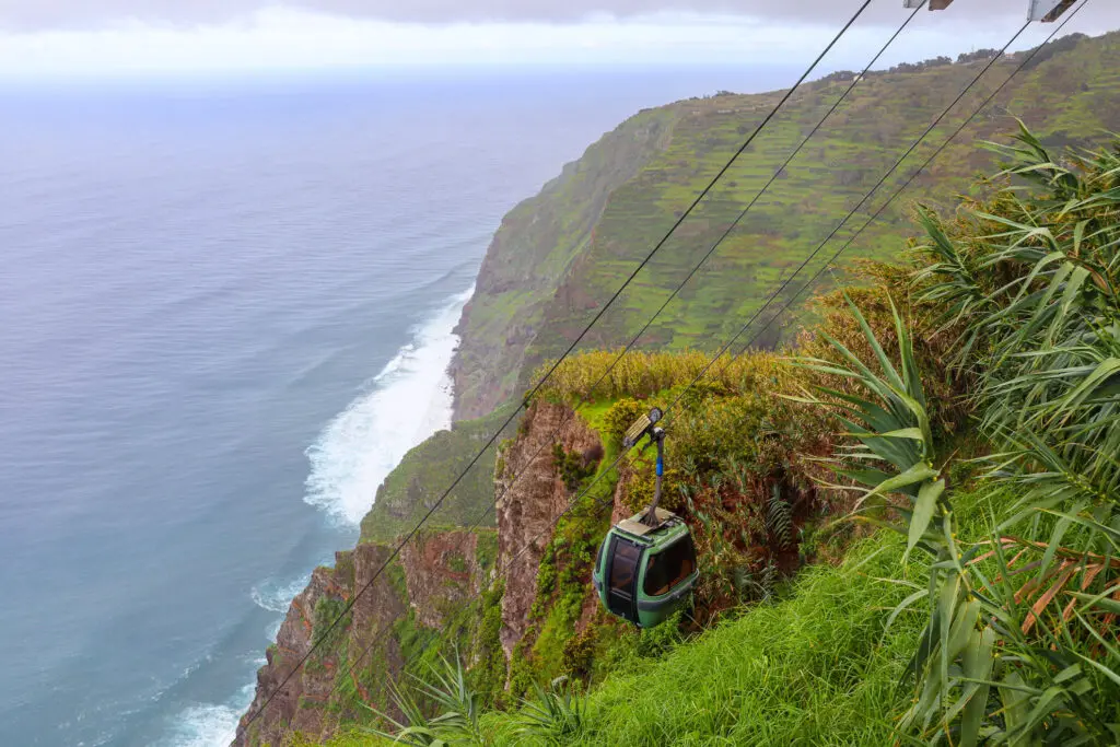 Panoramablick auf Steilküsten und Seilbahnstation