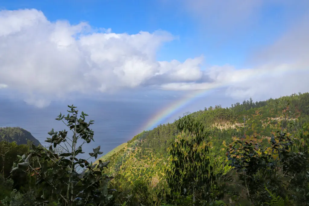 Regenbogen über den grünen Berghängen Madeiras