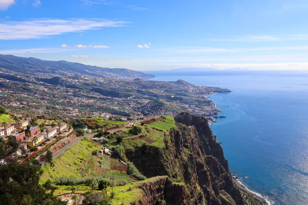 Blick auf die Küste Madeiras mit terrassierten Hängen