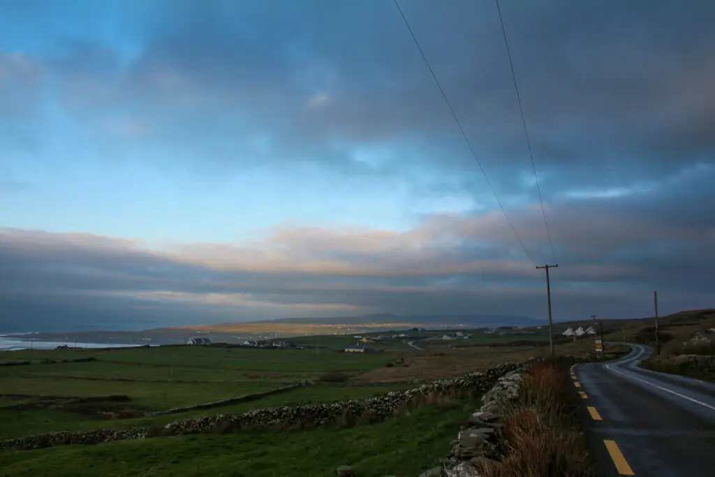 Ländliche Straße mit Feldern im weichen Abendlicht, Irland