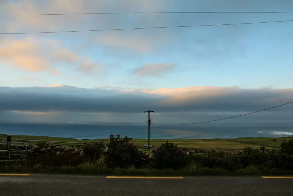 Offene Felder mit Stromleitung und weitem Himmel, Irland