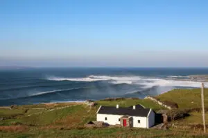 Weißes Cottage an der Atlantikküste