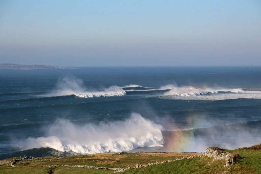 Brechende Wellen an Irlands Westküste