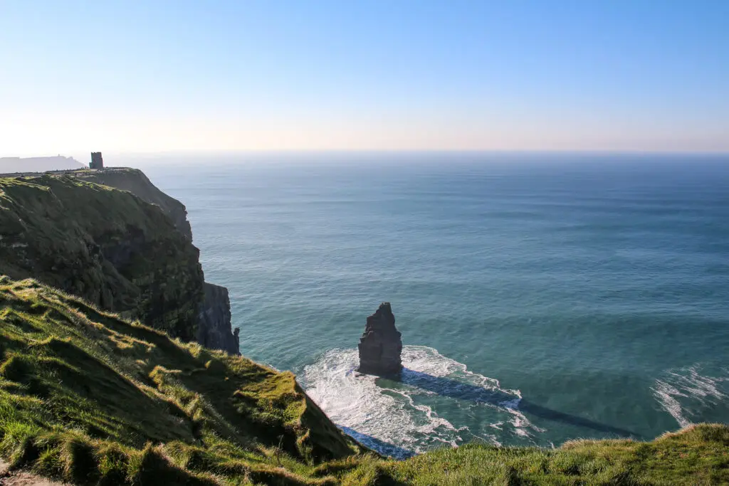 Steile Klippen mit Blick auf das Meer
