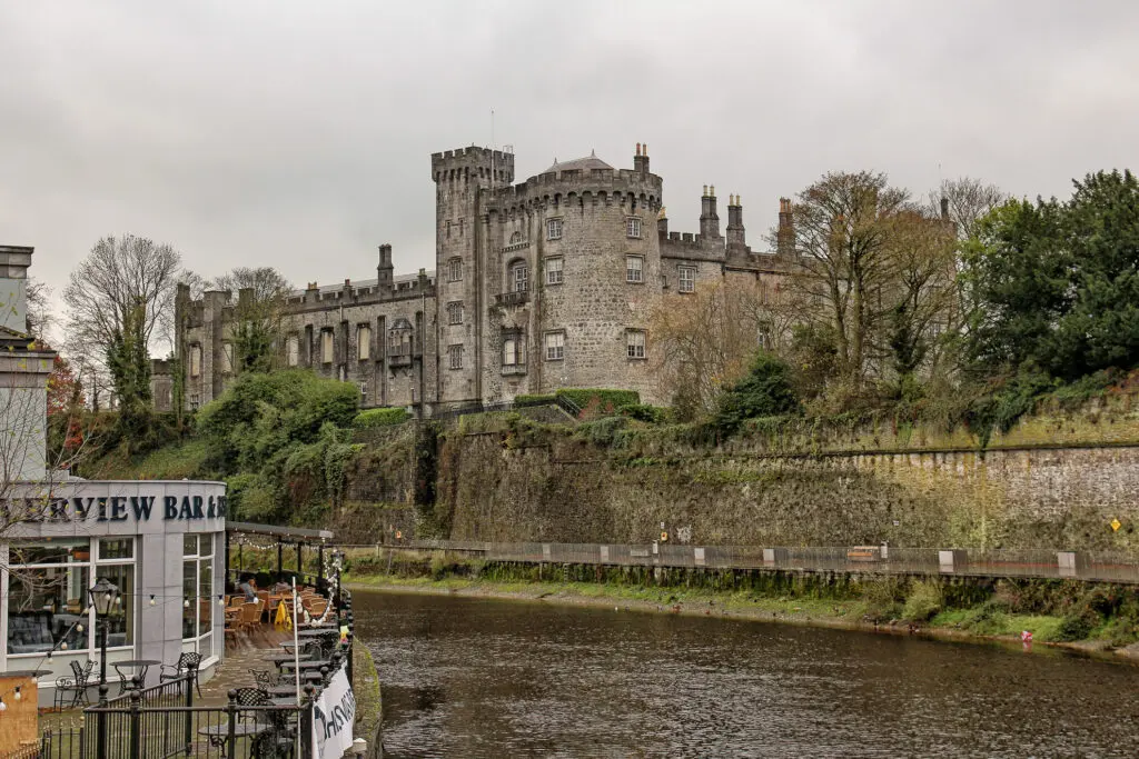 Kilkenny Castle vom Fluss aus gesehen