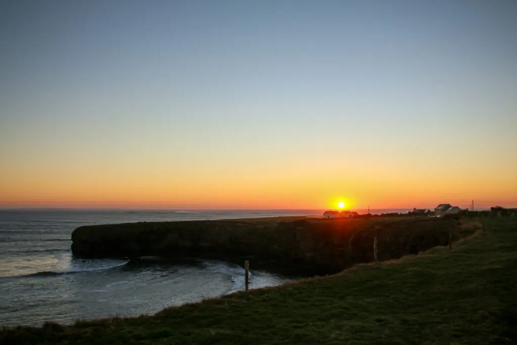 Sonnenuntergang am Meer, orangefarbener Horizont, Irland