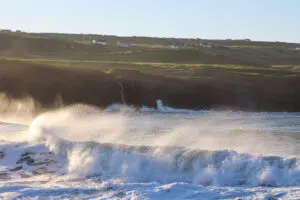 Brandung trifft Küste, Gischt im Gegenlicht, Irland
