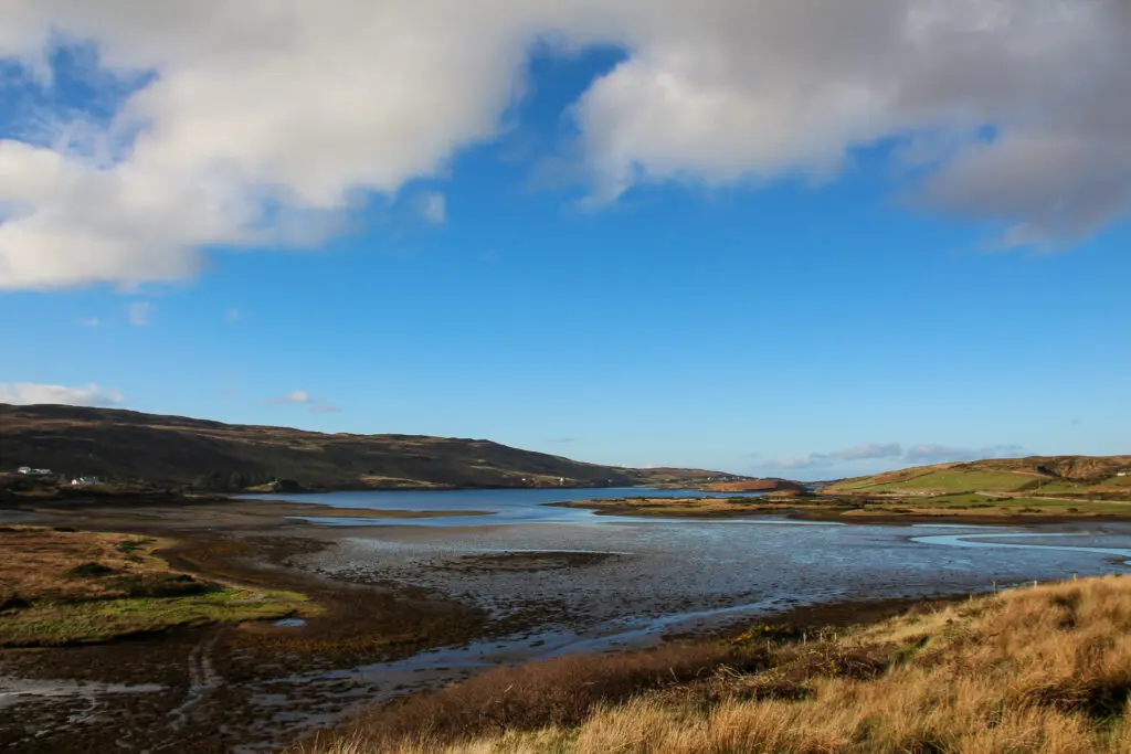 See mit Spiegelung, sanfte Hänge, Irland