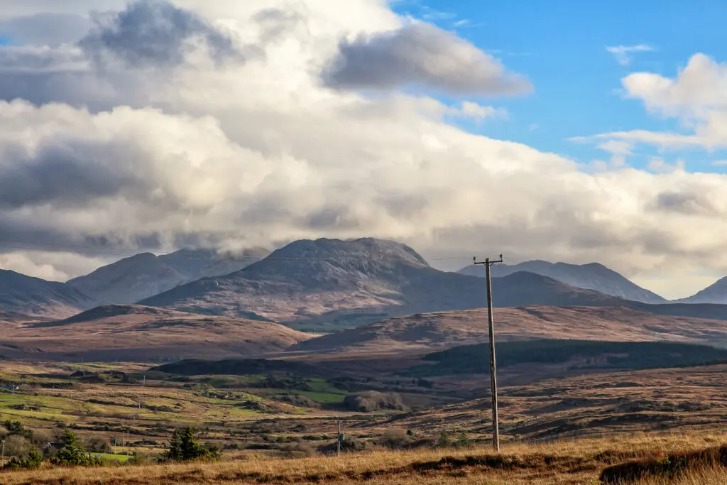 Weite Berglandschaft mit wechselndem Licht