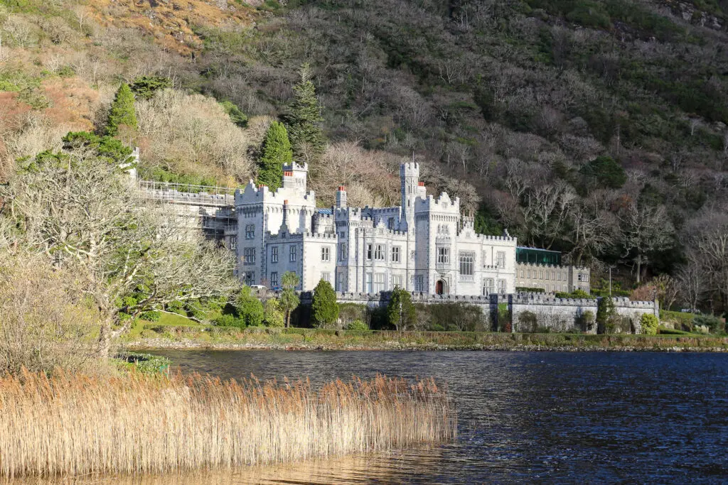 Kylemore Abbey in den Hügeln des Connemara