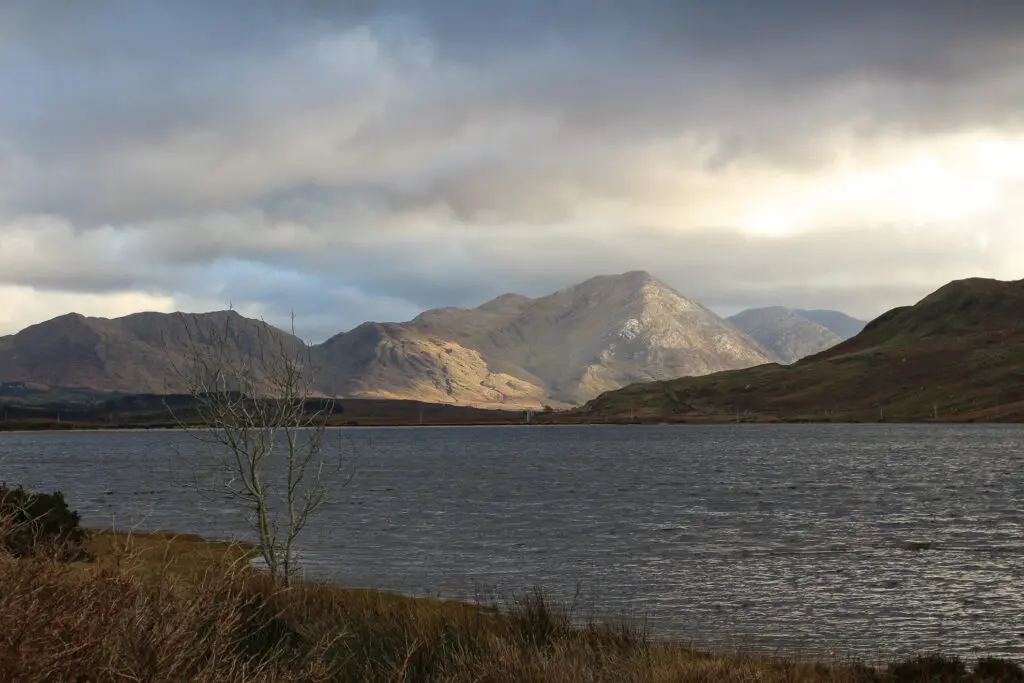 Ruhiger See zwischen sanften Bergen, Irland