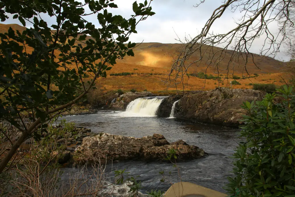 Kleiner Wasserfall im Connemara Nationalpark