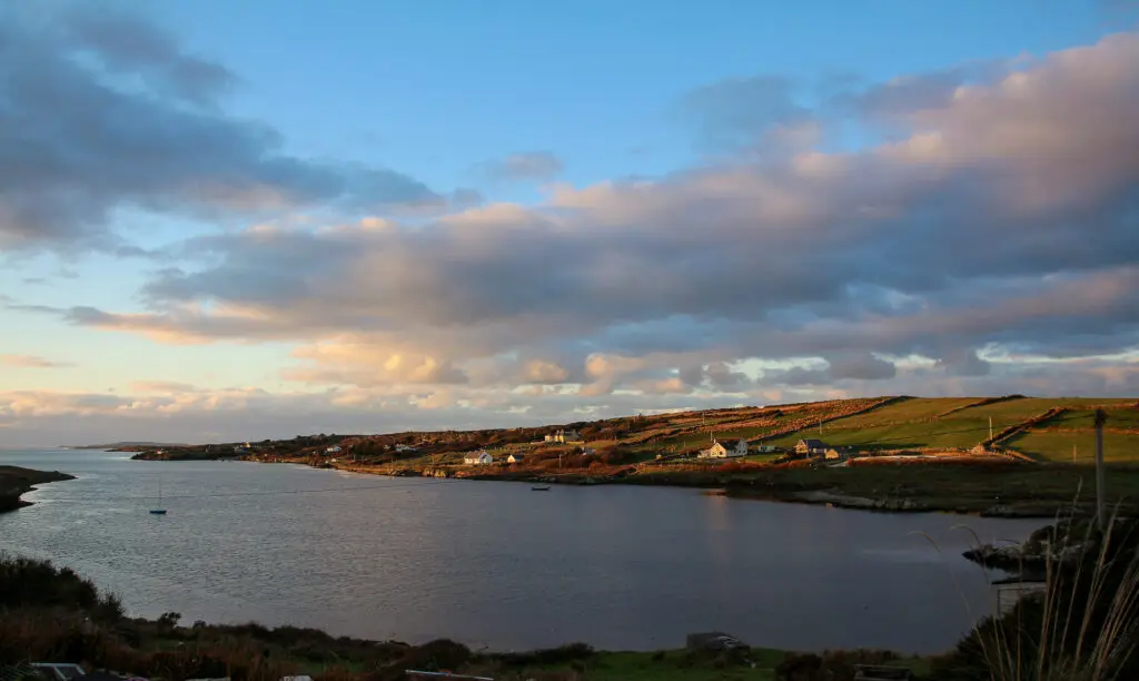 Abendrot über Bergkuppen, irische Landschaft