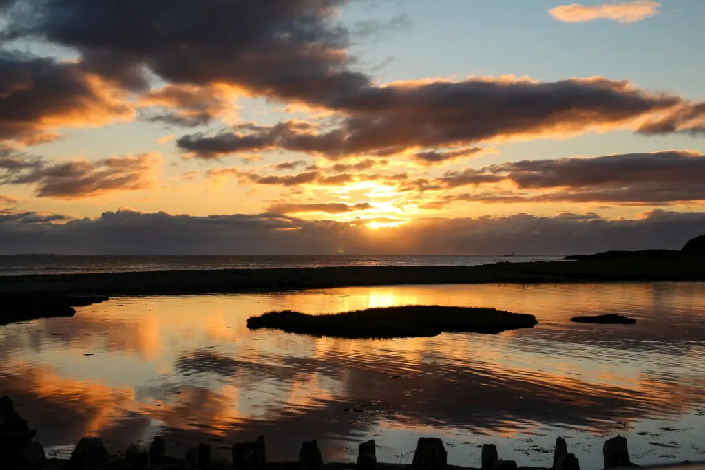 Goldene Spiegelungen auf ruhigem Wasser, Irland