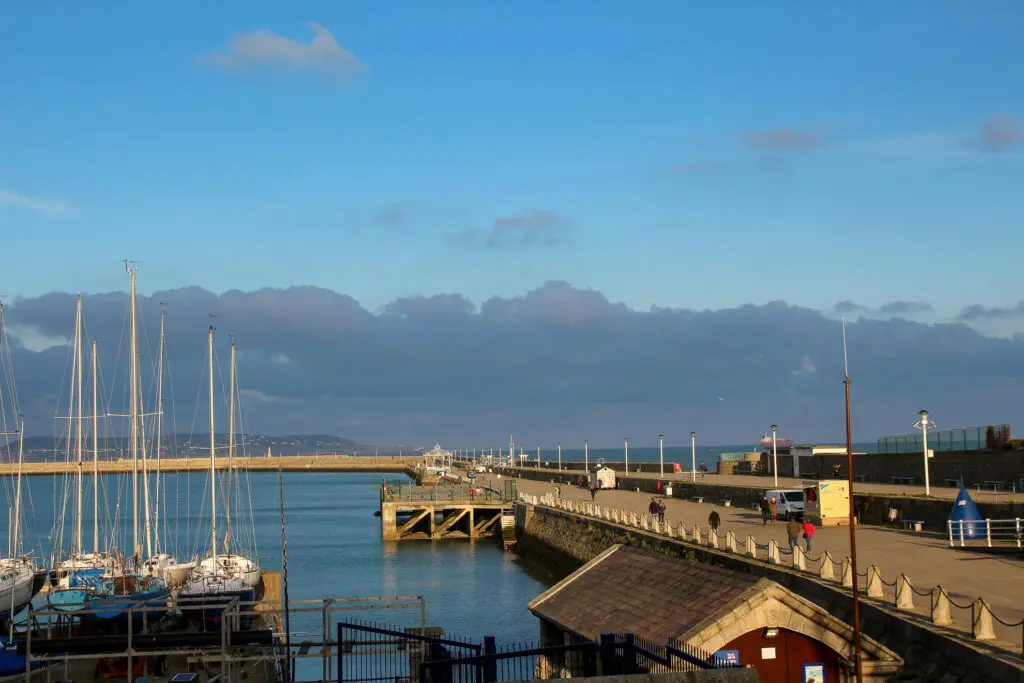 Hafenpromenade in Dublin und Blick aufs Meer