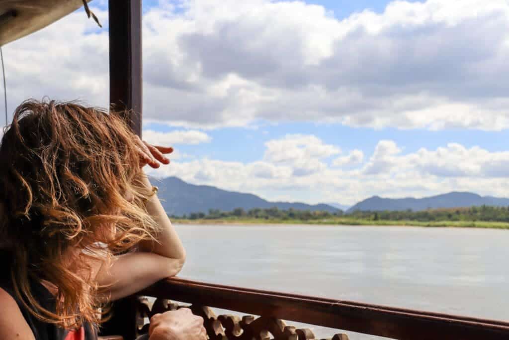 Frau auf einem Boot in Laos Asien