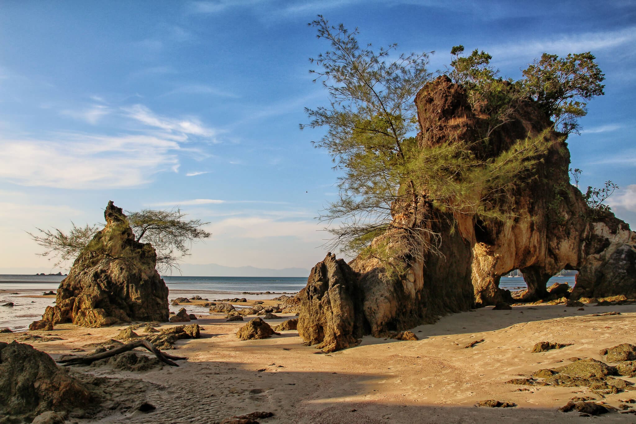 Felsformationen am Strand von Koh Phayam