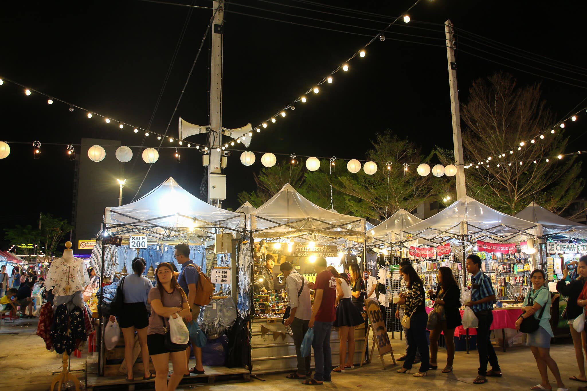 Nachtmarkt mit vielen Ständen und Lichtern in Thailand