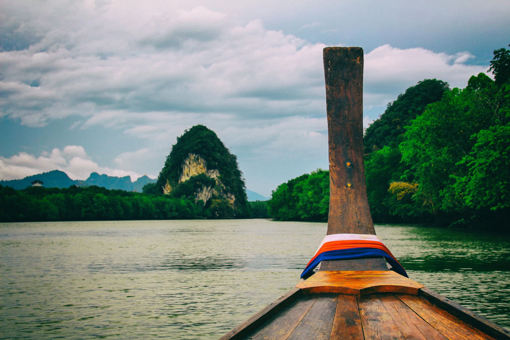 Spitze des Bootes mit Karstfelsen im Hintergrund