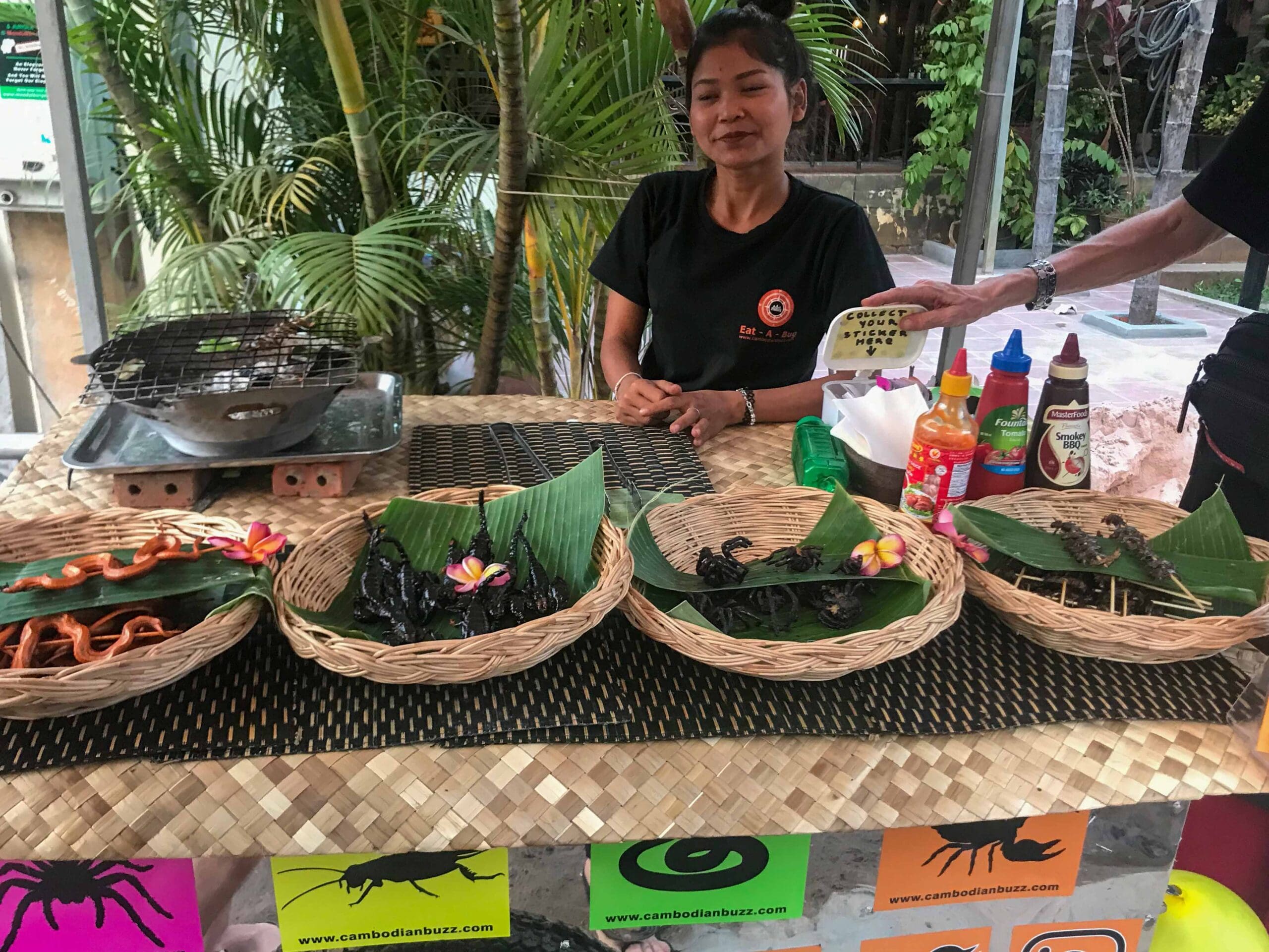 Straßenverkäuferin mit exotischen Speisen