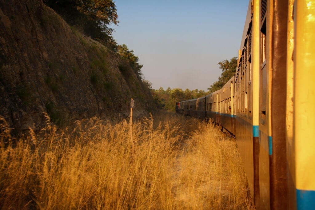 Myanmar by Train Zugfahrt durch Myanmar