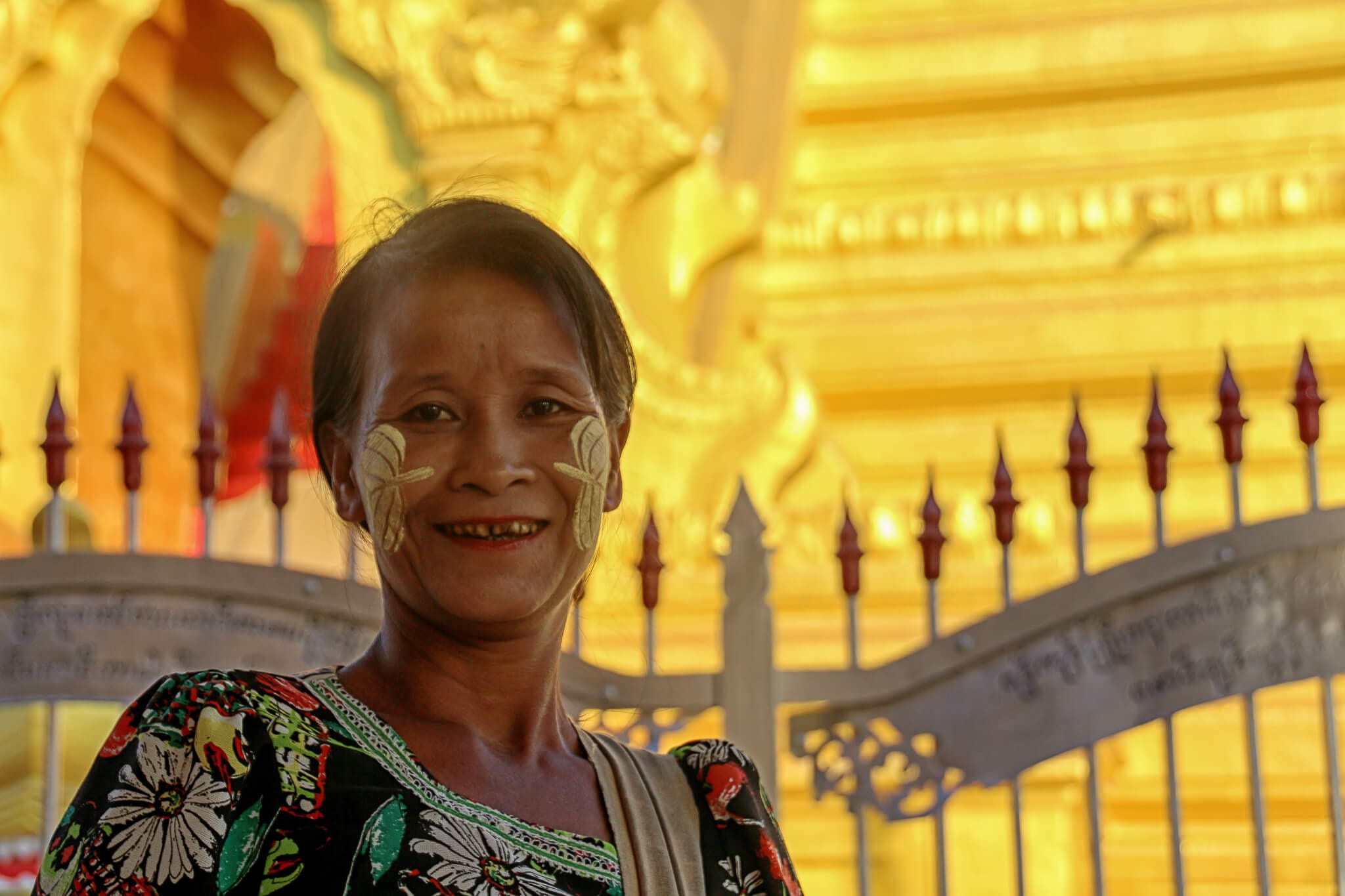 Burmesin vor der Kuthodaw Pagode Myanmar