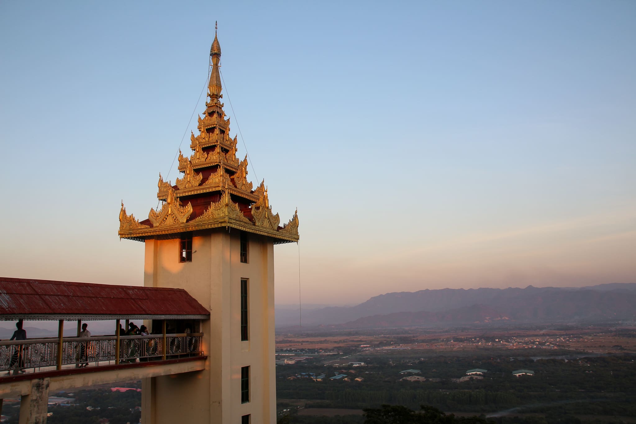Mahamuni Buddha Tempel mit Zugang zur U-Bein-Brücke.