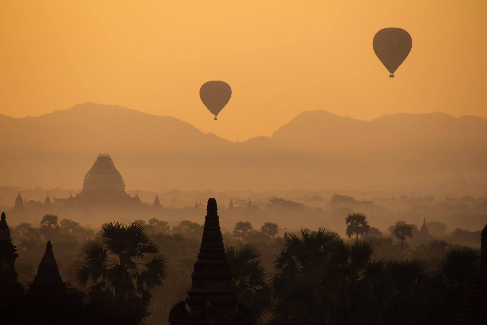 Heißluftballons über Bagan bei Sonnenaufgang Myanmar
