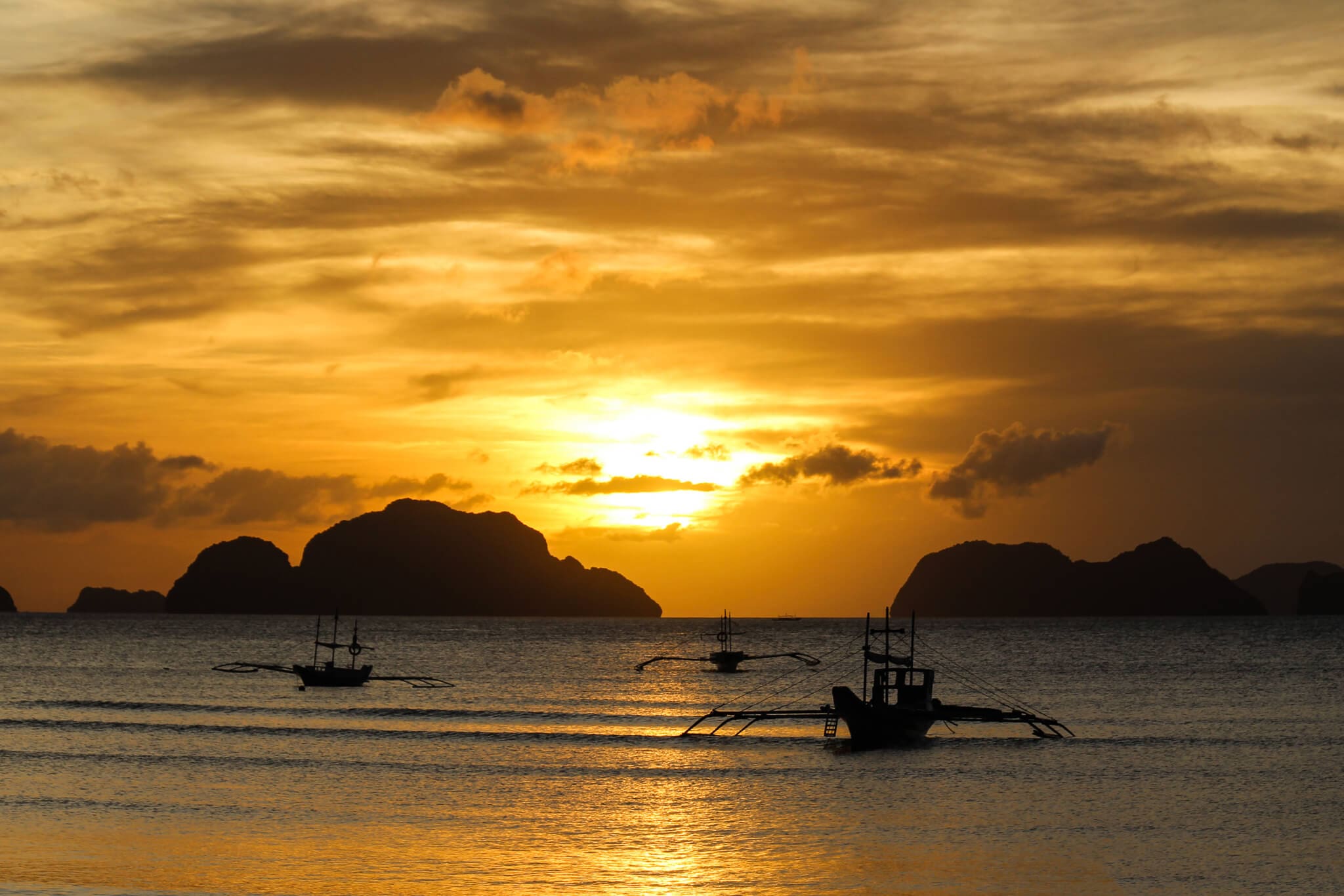 Bucht in Palawan auf den Philippinen bei Sonnenuntergang