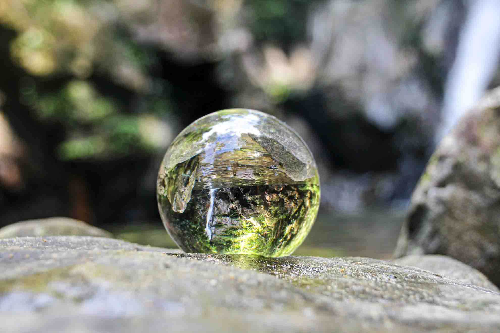 Glaskugel mit Pamauyan Wasserfall